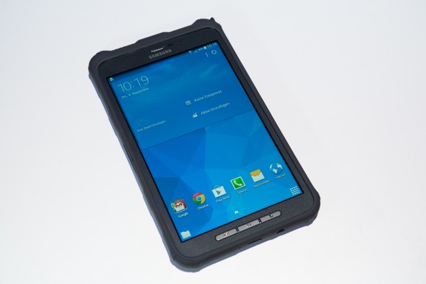 Am oberen Rand des Tablets ist ein kapazitiver Eingabestift untergebracht. (Bild: Fabian Hamacher/Golem.de)